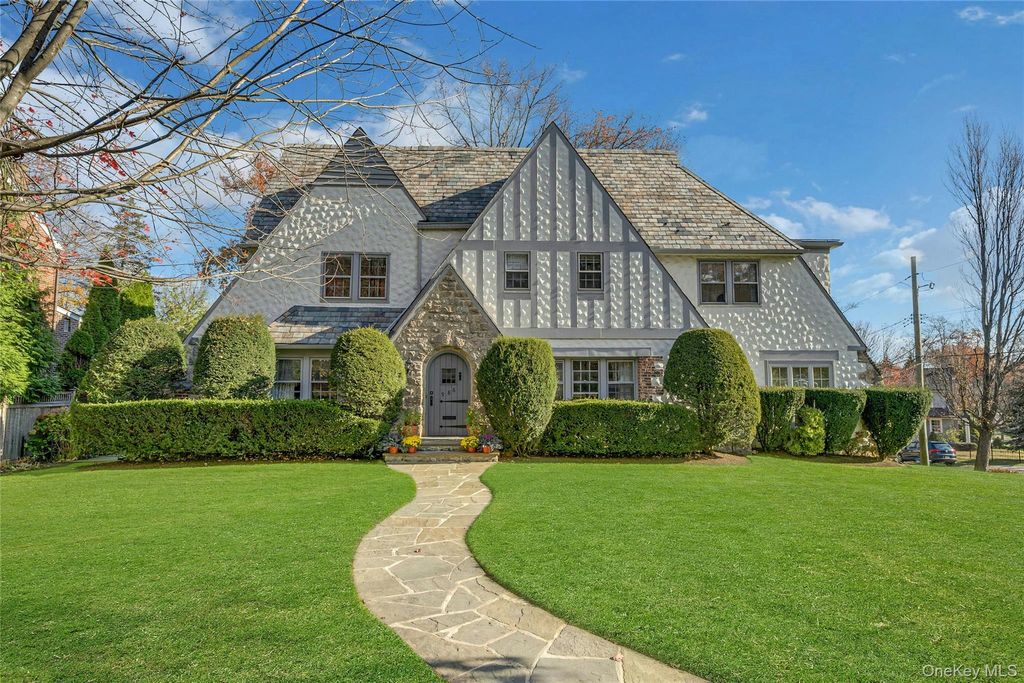 Photo of 986 Plymouth Street, Pelham, NY 10803 (MLS # 936164)