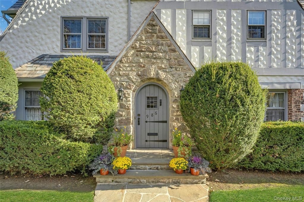 Photo of 986 Plymouth Street, Pelham, NY 10803 (MLS # 936164)