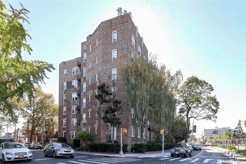 Photo of 3826 Kings Highway #4E, Brooklyn, NY 11234 (MLS # 929431)