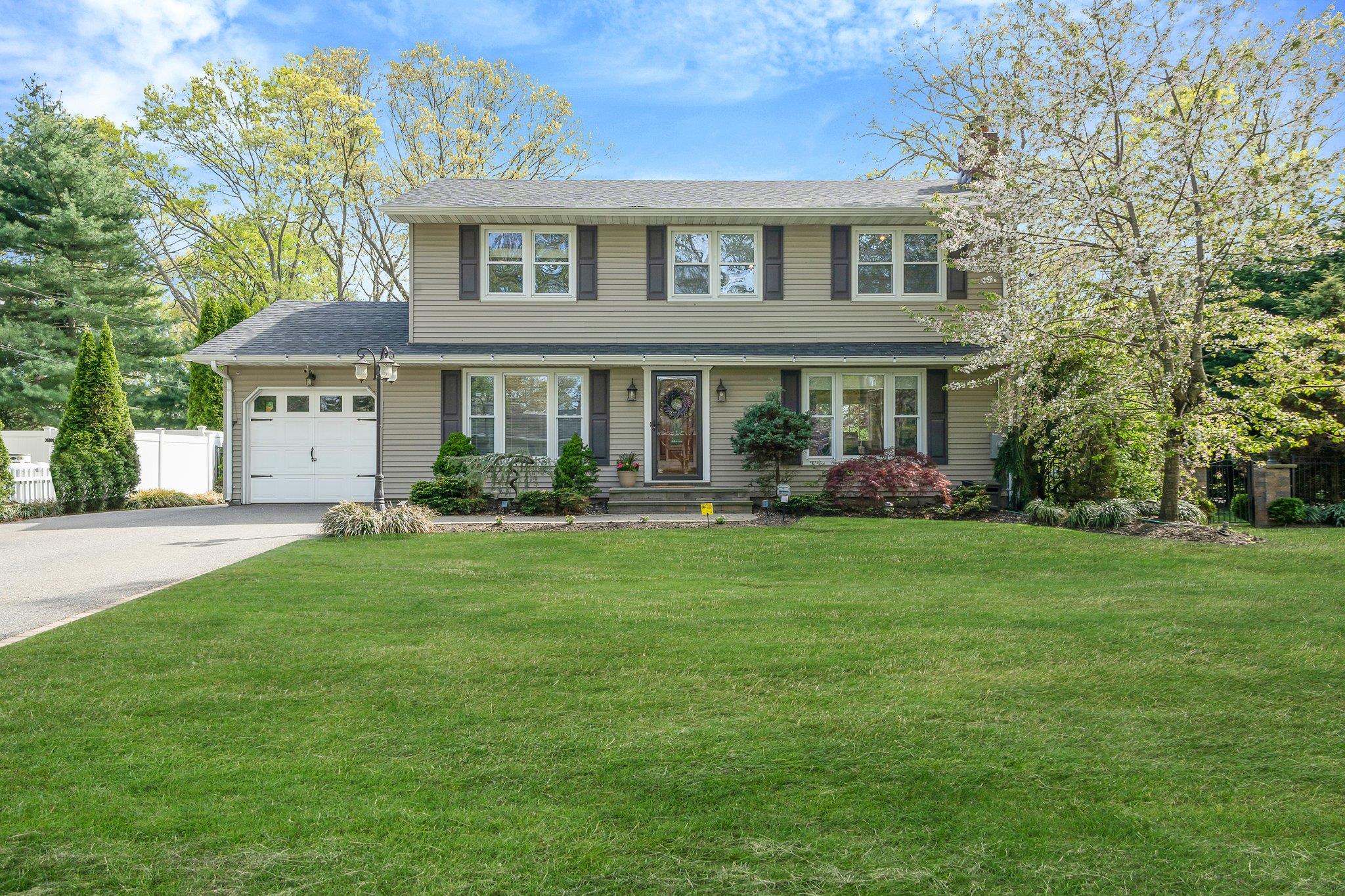 90 Rhoda Avenue, Nesconset, New York image 1