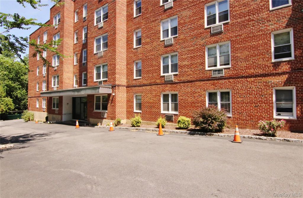 Photo of 510 Midland Avenue #1A, Yonkers, NY 10704 (MLS # 1028001)
