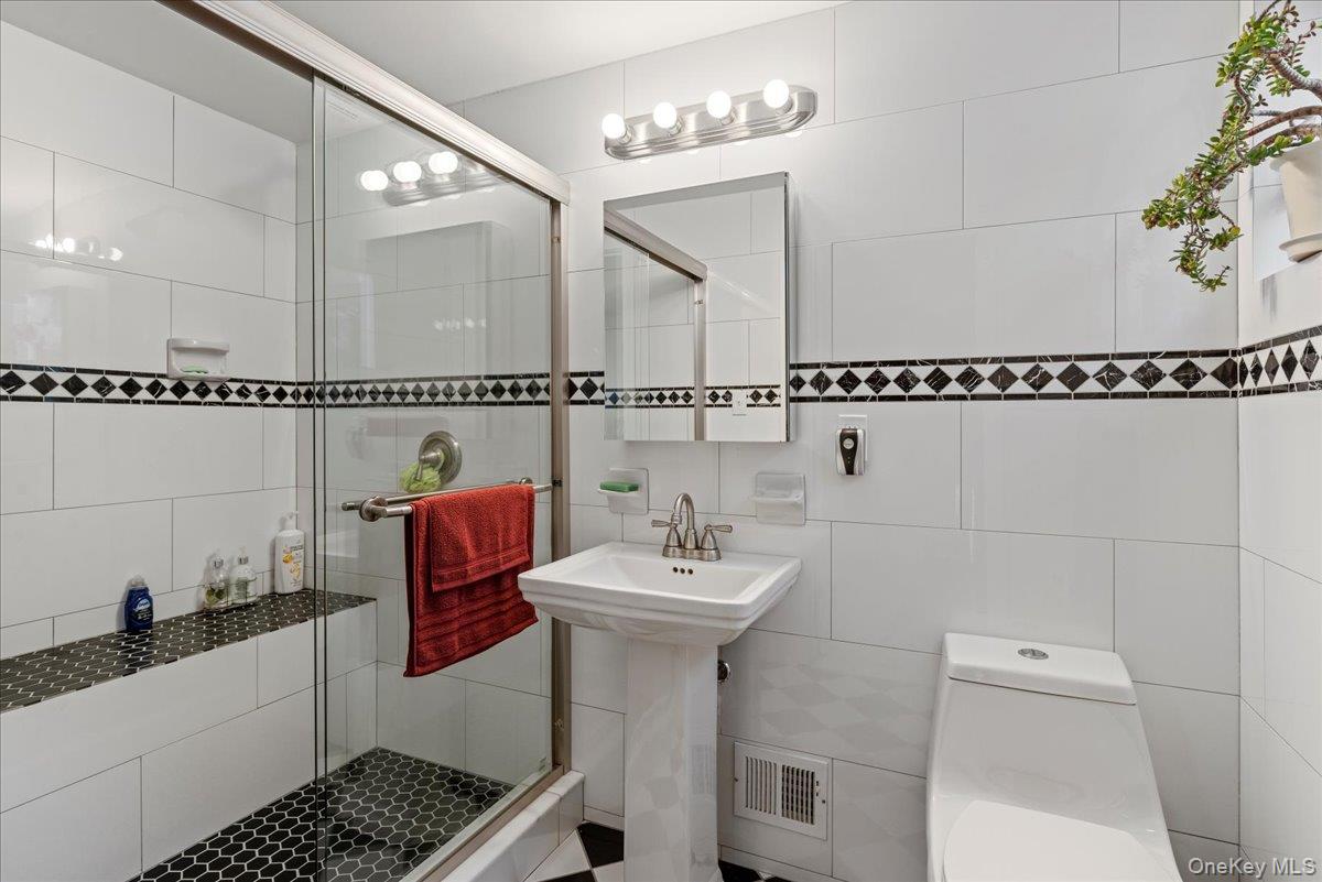 North Woodmere, New York 11581, United States, 3 Bedrooms Bedrooms, ,3 BathroomsBathrooms,Residential,Active,162815