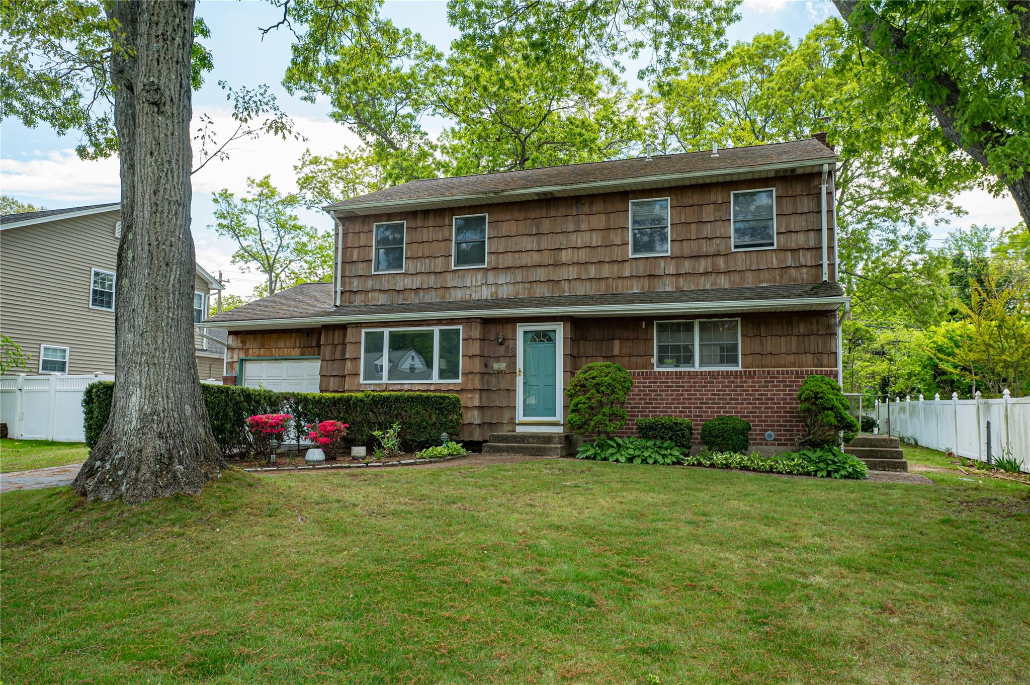 Crocus Lane, Commack, Hamptons, NY - 4 Bedrooms  
3 Bathrooms - 