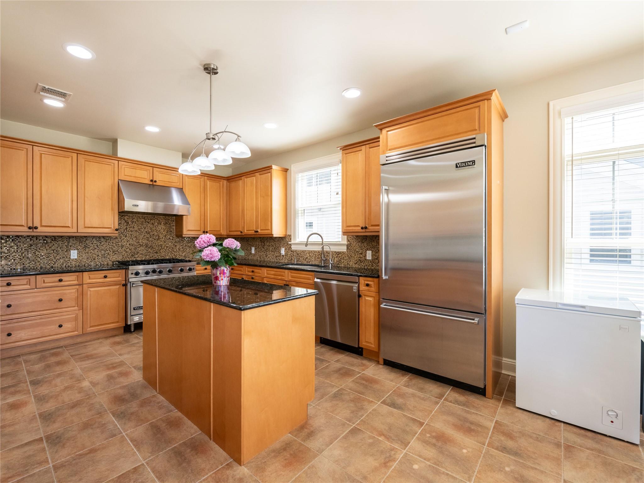 55 W Overlook, Port Washington, New York image 11