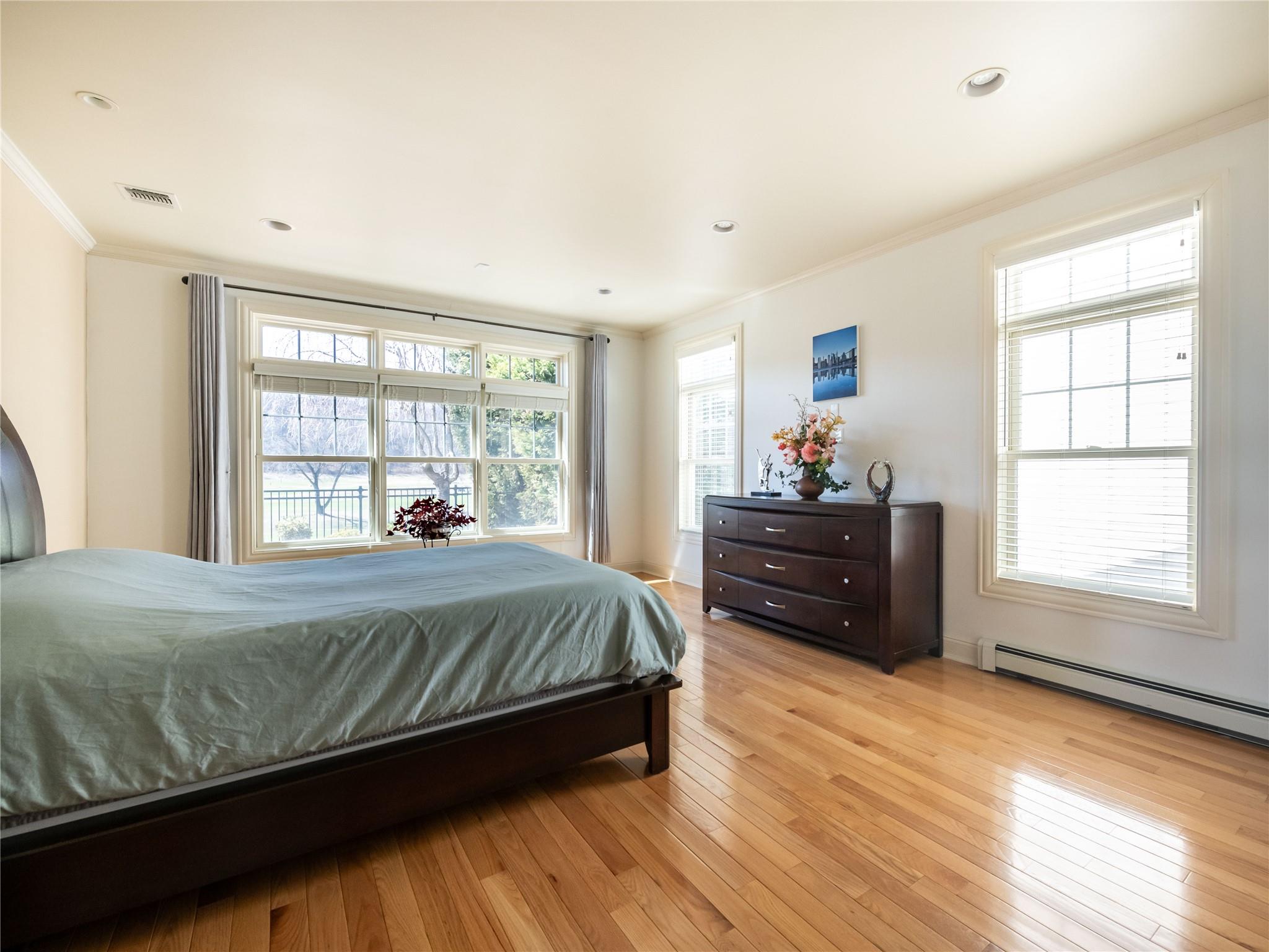 55 W Overlook, Port Washington, New York image 15