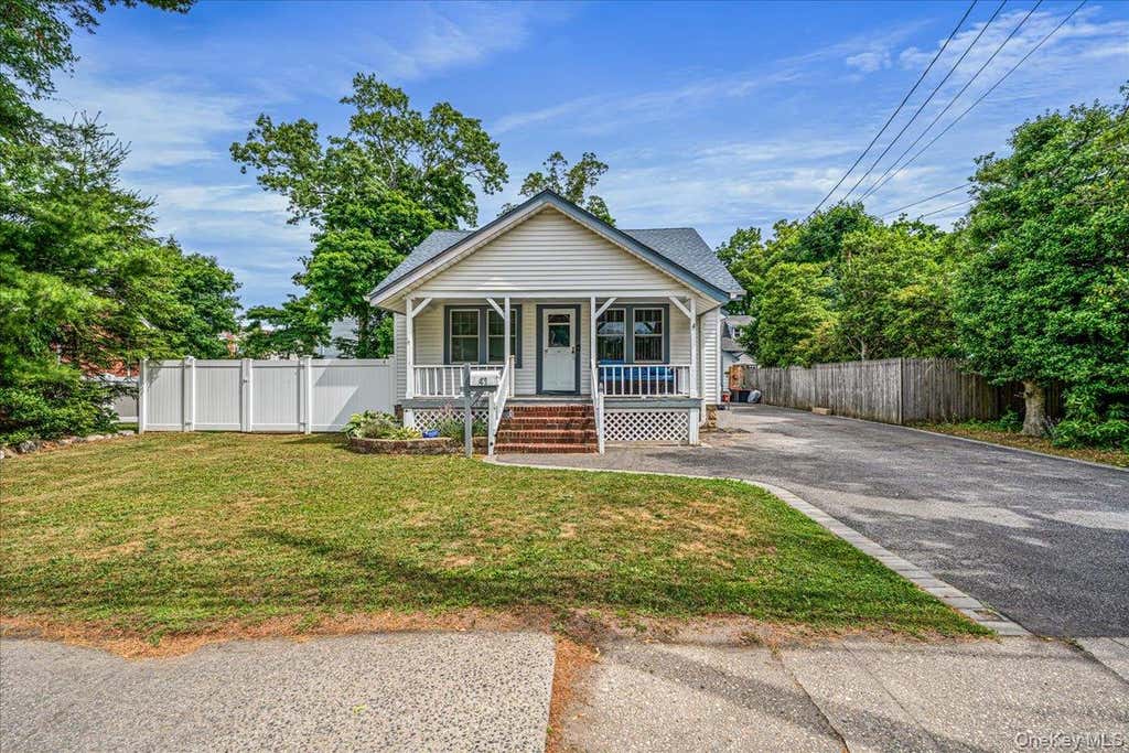 Photo of 41 Moffitt Boulevard, East Islip, NY 11730 (MLS # 1018069)
