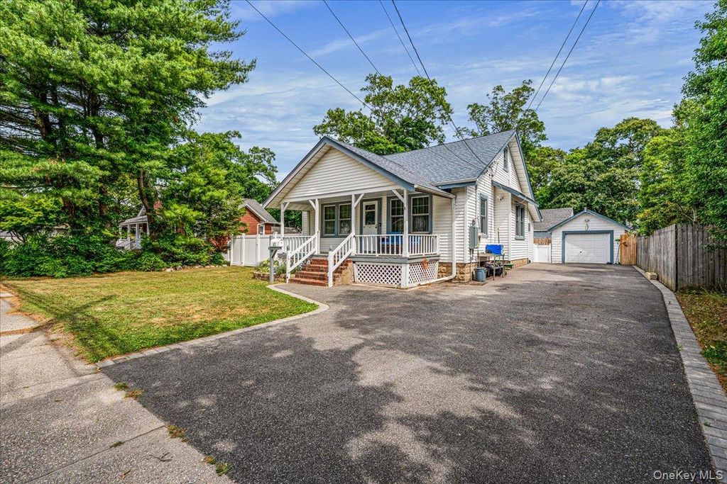Photo of 41 Moffitt Boulevard, East Islip, NY 11730 (MLS # 1018069)
