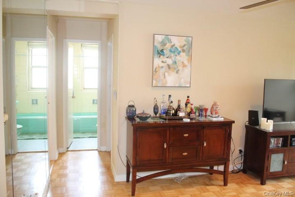 Photo of 12 Old Mamaroneck Road #7K, White Plains, NY 10601 (MLS # 986535)