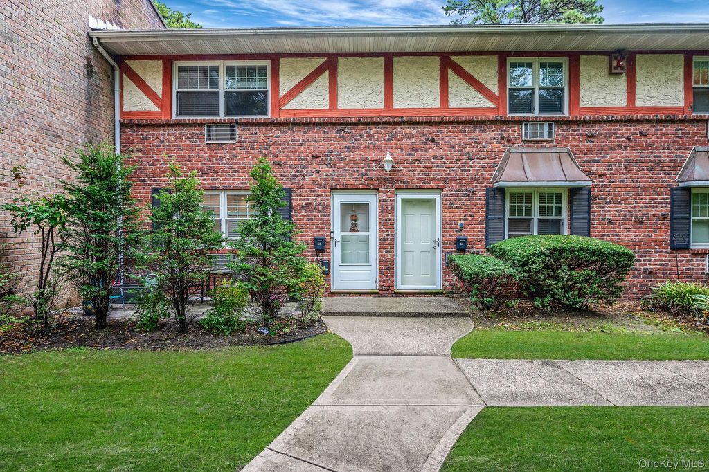 Photo of 21 Glen Hollow Drive #G2, Holtsville, NY 11742 (MLS # 928316)