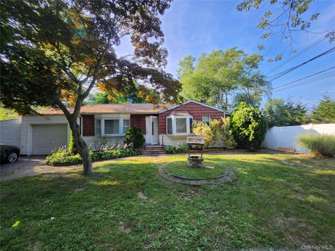 Photo of 3 Hickory Place, Bay Shore, NY 11706 (MLS # 1029205)
