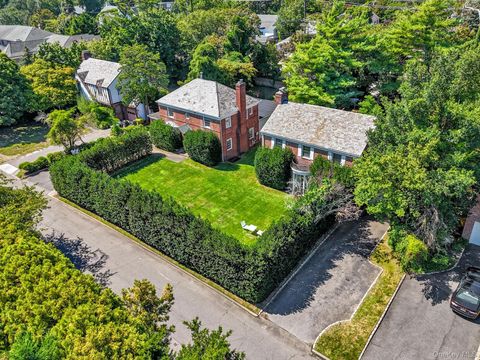 30 Beechwood Drive Lawrence NY 11559