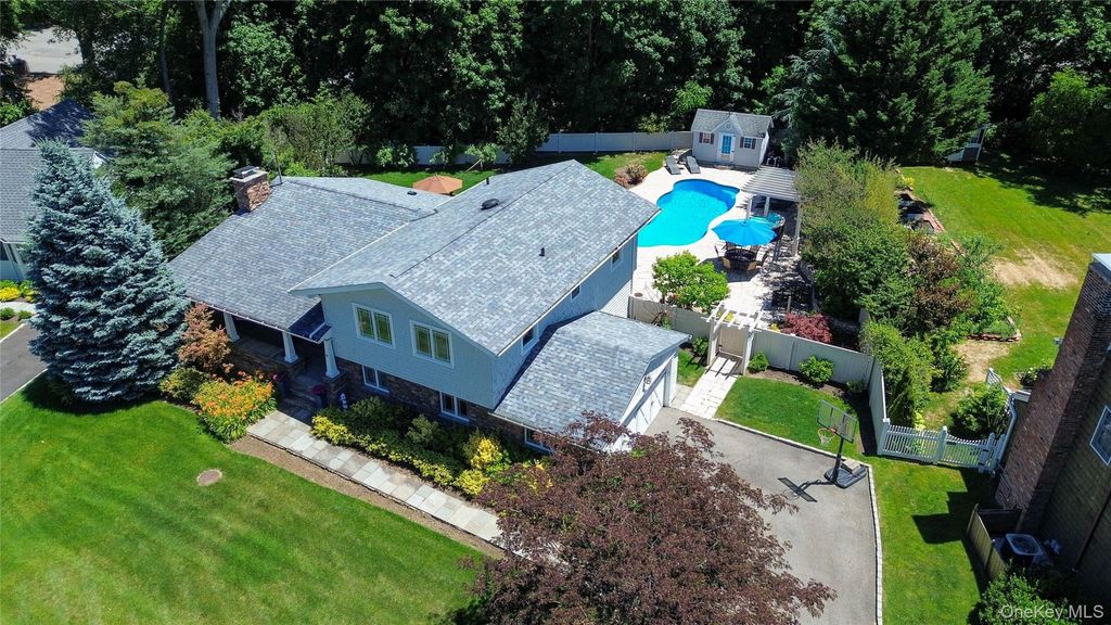 Photo of 10 The Knolls KNLS, Locust Valley, NY 11560 (MLS # 1017256)