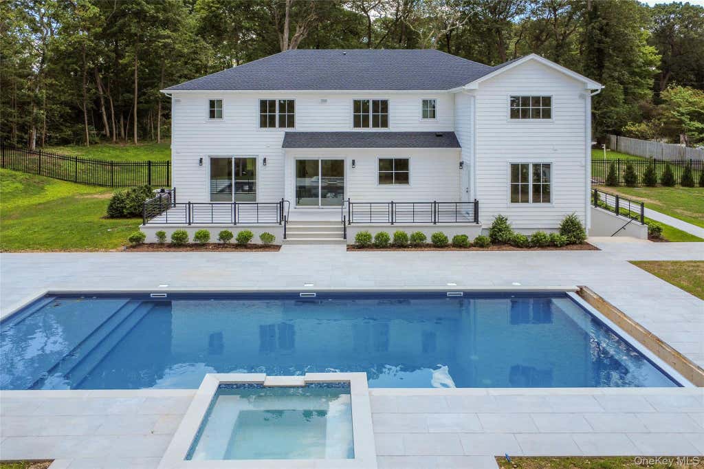Photo of 32 Pine Road, Syosset, NY 11791 (MLS # 1025444)