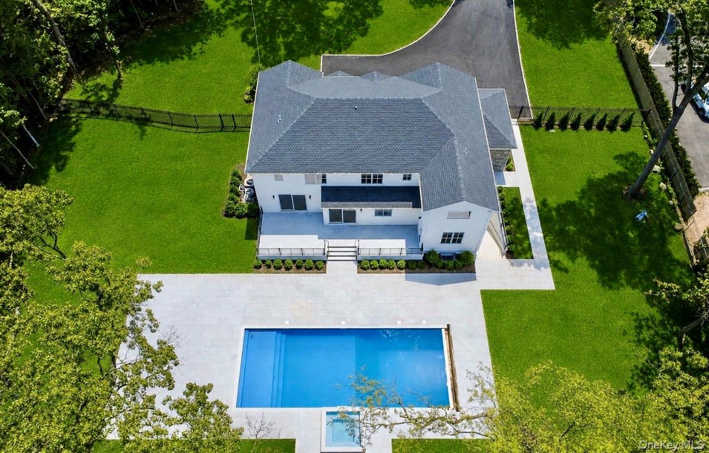 Photo of 32 Pine Road, Syosset, NY 11791 (MLS # 1025444)