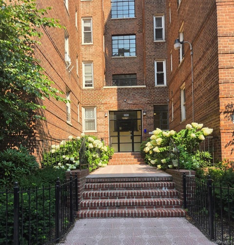 Homes For Sale - 2080 Barnes Avenue #5B<br/> Bronx County, Bronx, NY 10462