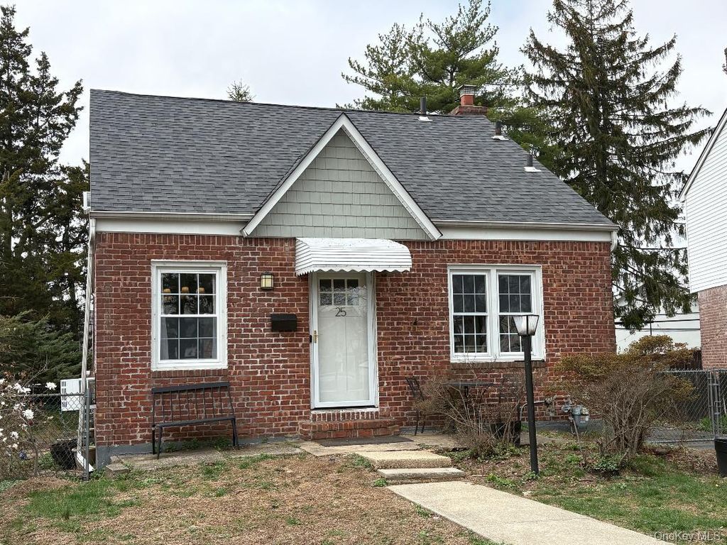 Photo of 25 Park Circle, New Hyde Park, NY 11040 (MLS # 980547)
