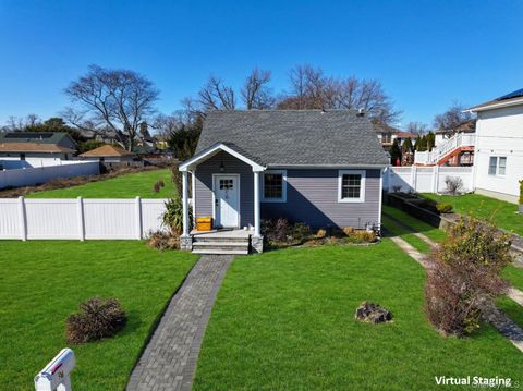 27 E Lincoln Avenue Massapequa NY 11758