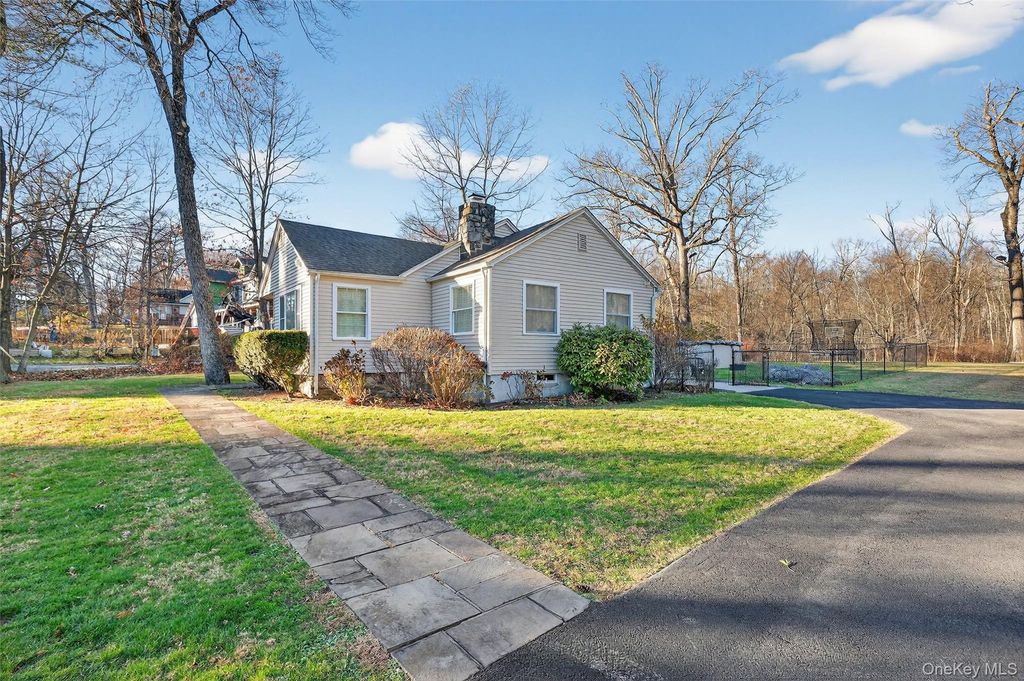 Photo of 550 Beach Road, Mahopac, NY 10541 (MLS # 939635)