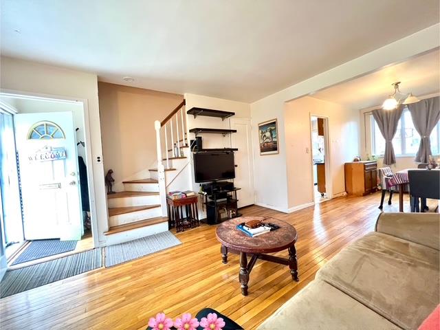 218 Street Duplex, Oakland Gardens, Queens, NY - 2 Bedrooms  
1 Bathrooms  
5 Rooms - 