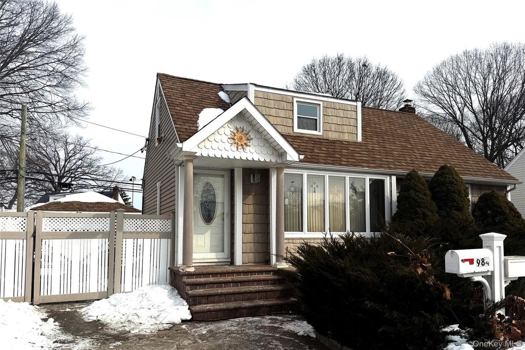 Photo of 984 Shelburne Drive, Franklin Square, NY 11010 (MLS # 961046)