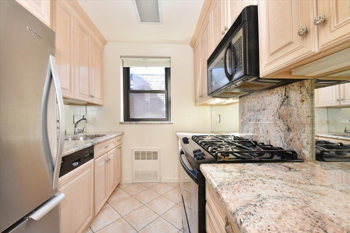 15 Hill Park Avenue #2-C, Great Neck, New York image 7