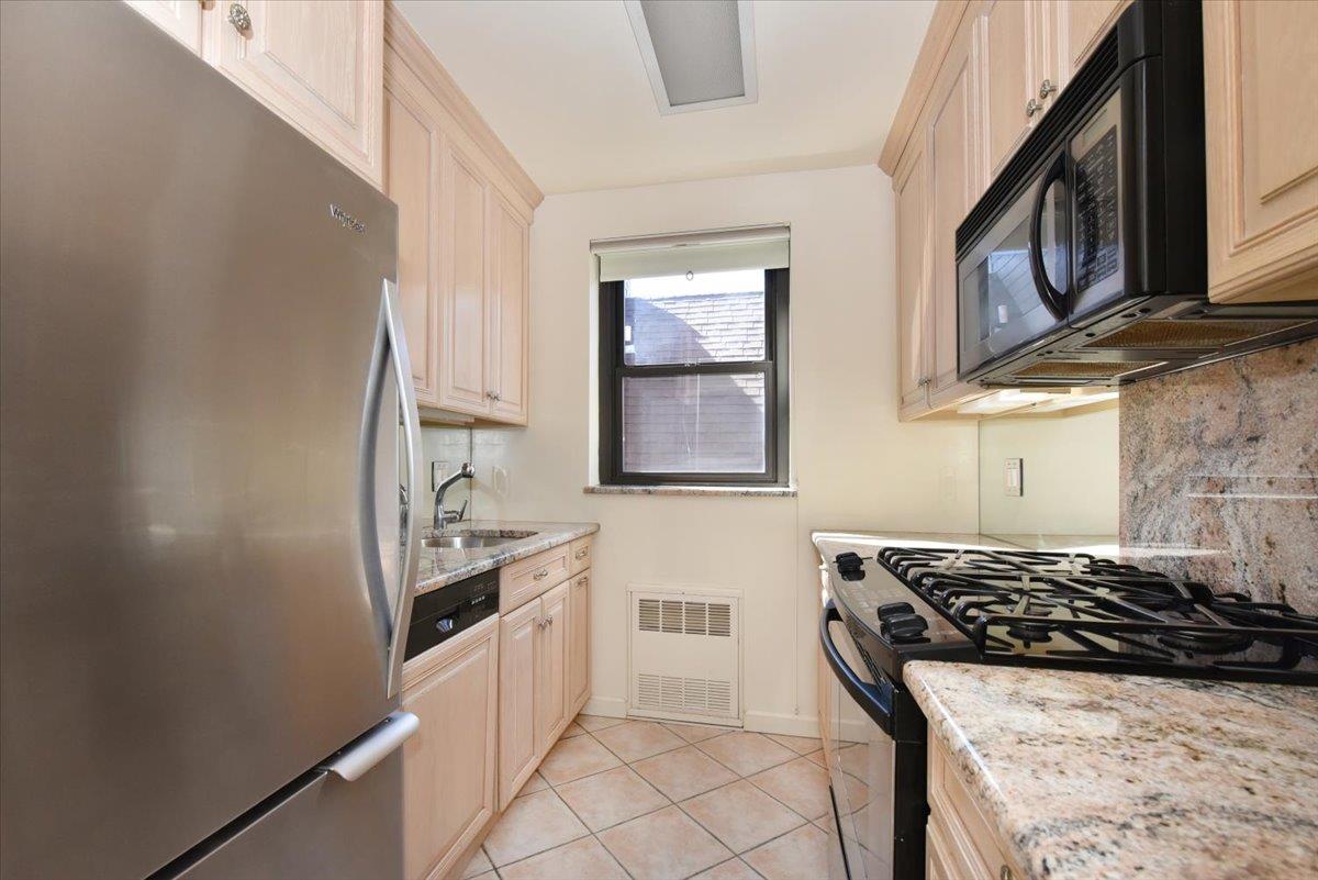 15 Hill Park Avenue #2-C, Great Neck, New York image 6