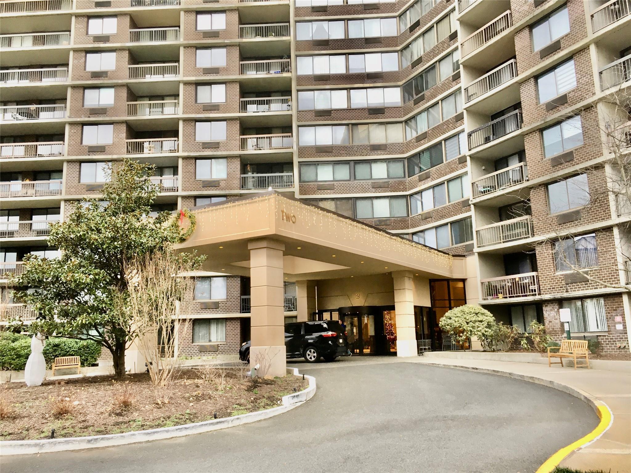 Rental Property at Bay Club Drive Dr 14X, Bayside, Queens, NY - Bedrooms: 1 
Bathrooms: 1 
Rooms: 4  - $2,950 MO.