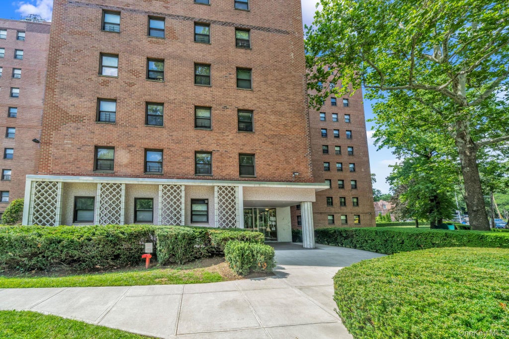 Photo of 4901 Henry Hudson Parkway W #6E, Bronx, NY 10471 (MLS # 1030353)