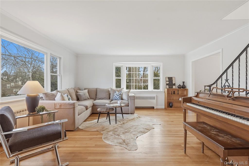 Photo of 32 Sherwood Drive, Larchmont, NY 10538 (MLS # 958396)