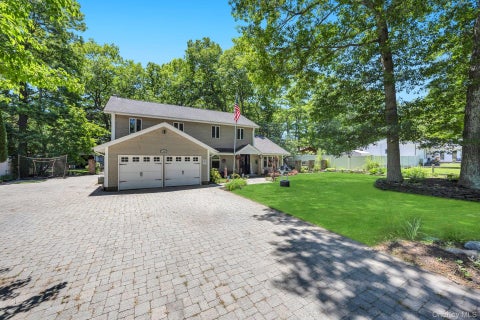 Homes For Sale - 14 Russet Lane<br/> Lake Grove, NY 11755