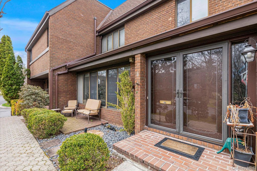 Photo of 3 Oldfield, Roslyn, NY 11576 (MLS # 980985)