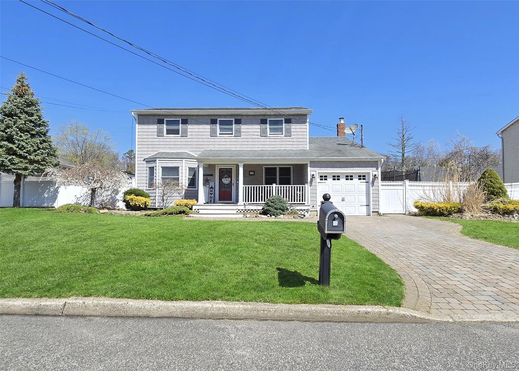 Photo of 15 Brush Hollow Road, Holbrook, NY 11741 (MLS # 985949)