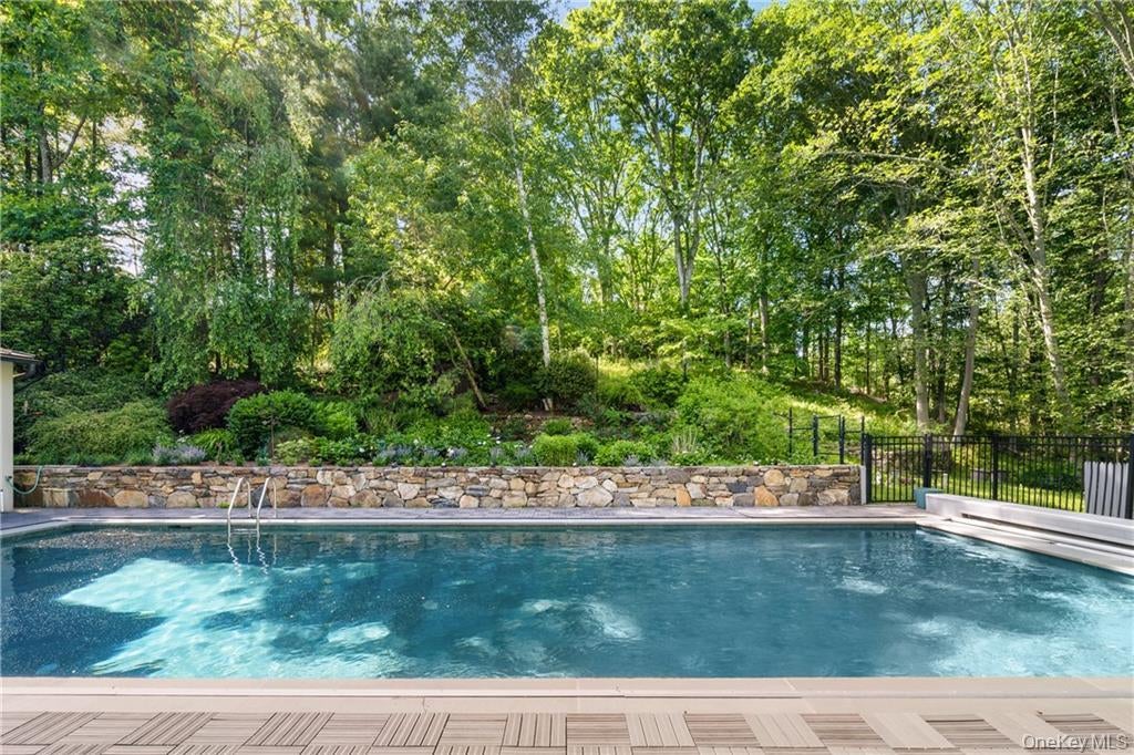 17 Fox Run Road