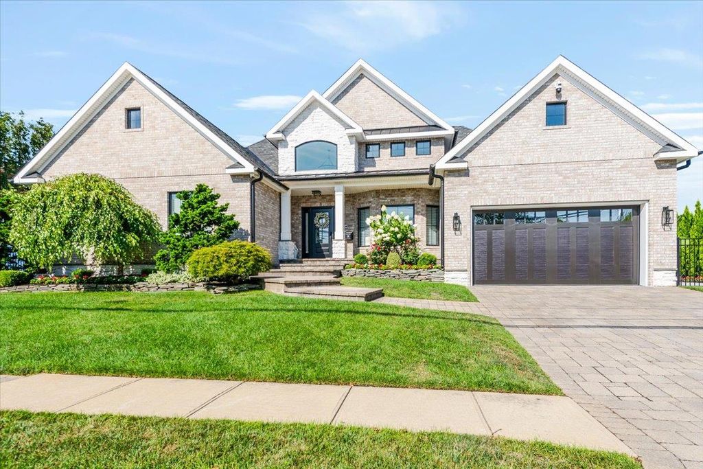 Photo of 10 Skylark Road, Massapequa Park, NY 11762 (MLS # 894127)
