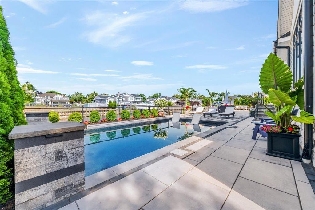 Photo of 10 Skylark Road, Massapequa Park, NY 11762 (MLS # 894127)