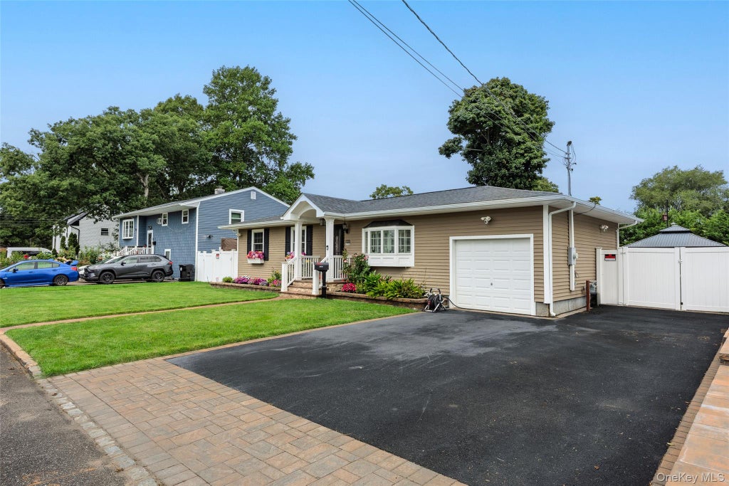 Photo of 133 Missouri Avenue, Bay Shore, NY 11706 (MLS # 1041496)