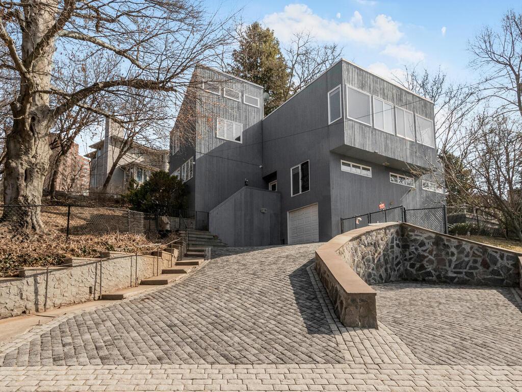 Sigma Place, Bronx, New York - 4 Bedrooms  
3 Bathrooms  
10 Rooms - 