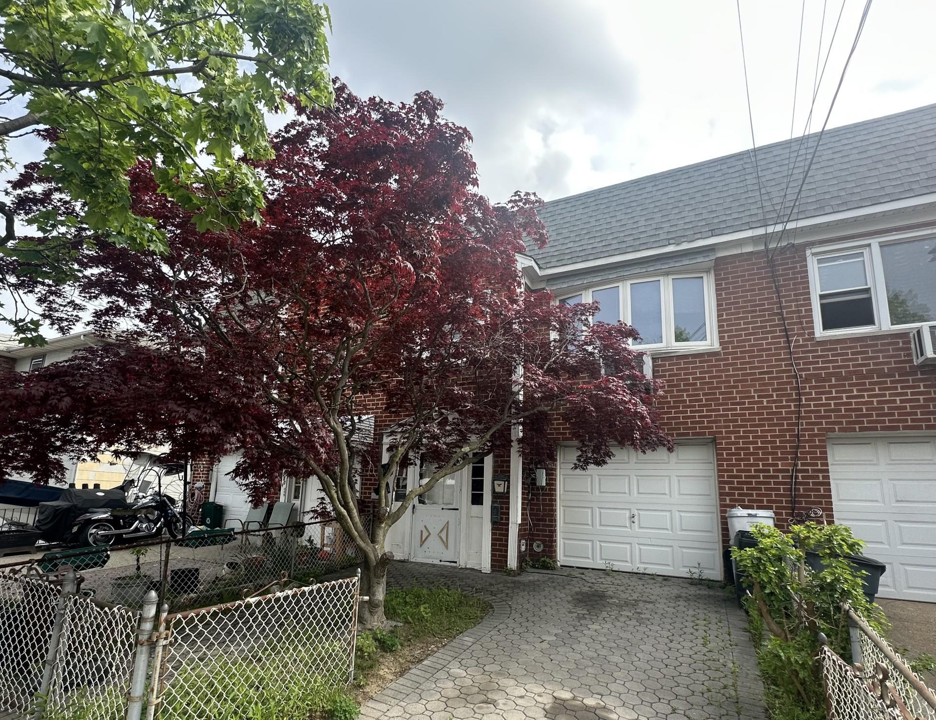 Kearney Avenue, Bronx, New York - 6 Bedrooms  
4 Bathrooms - 
