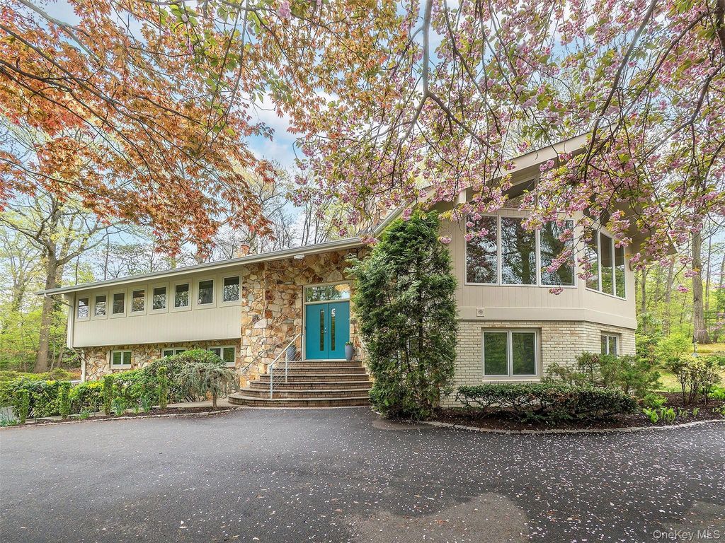 Photo of 7 Southeast Road, Sands Point, NY 11050 (MLS # 985541)