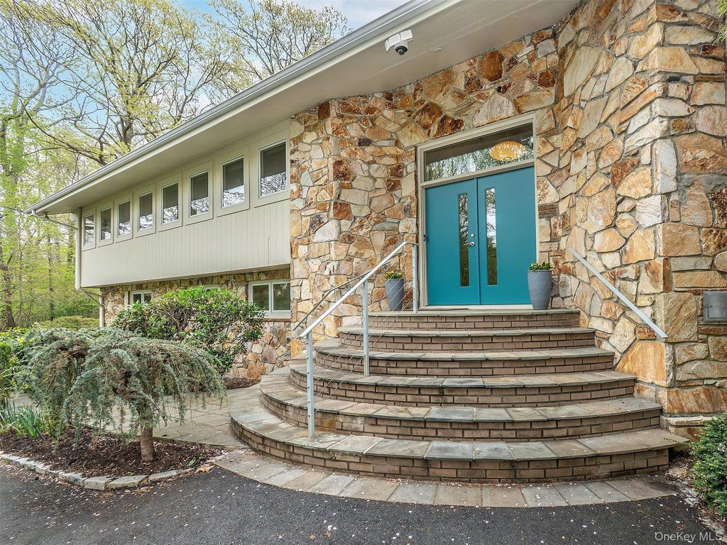 Photo of 7 Southeast Road, Sands Point, NY 11050 (MLS # 985541)