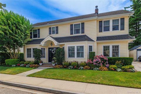 Photo of 18 Midwood Road, Rockville Centre, NY 11570 (MLS # 916501)
