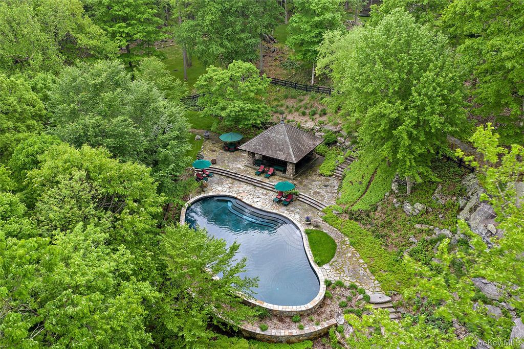 Photo of 401 Pea Pond Road, Katonah, NY 10536 (MLS # 1000725)