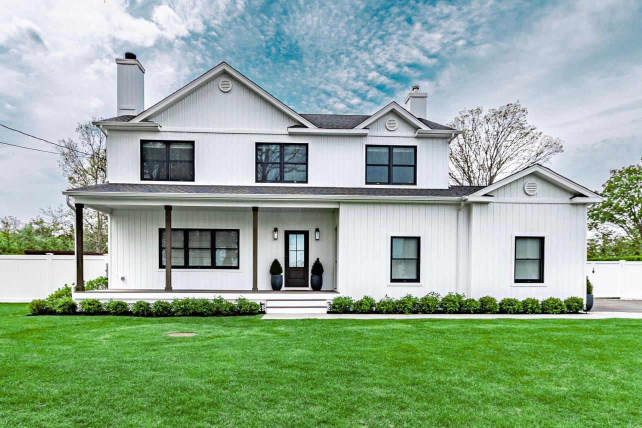 Bay Shore Road, Greenport, Hamptons, NY - 5 Bedrooms  
4 Bathrooms - 
