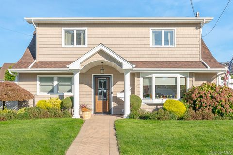 Photo of 3 Roxbury Lane, Massapequa, NY 11758 (MLS # 924868)