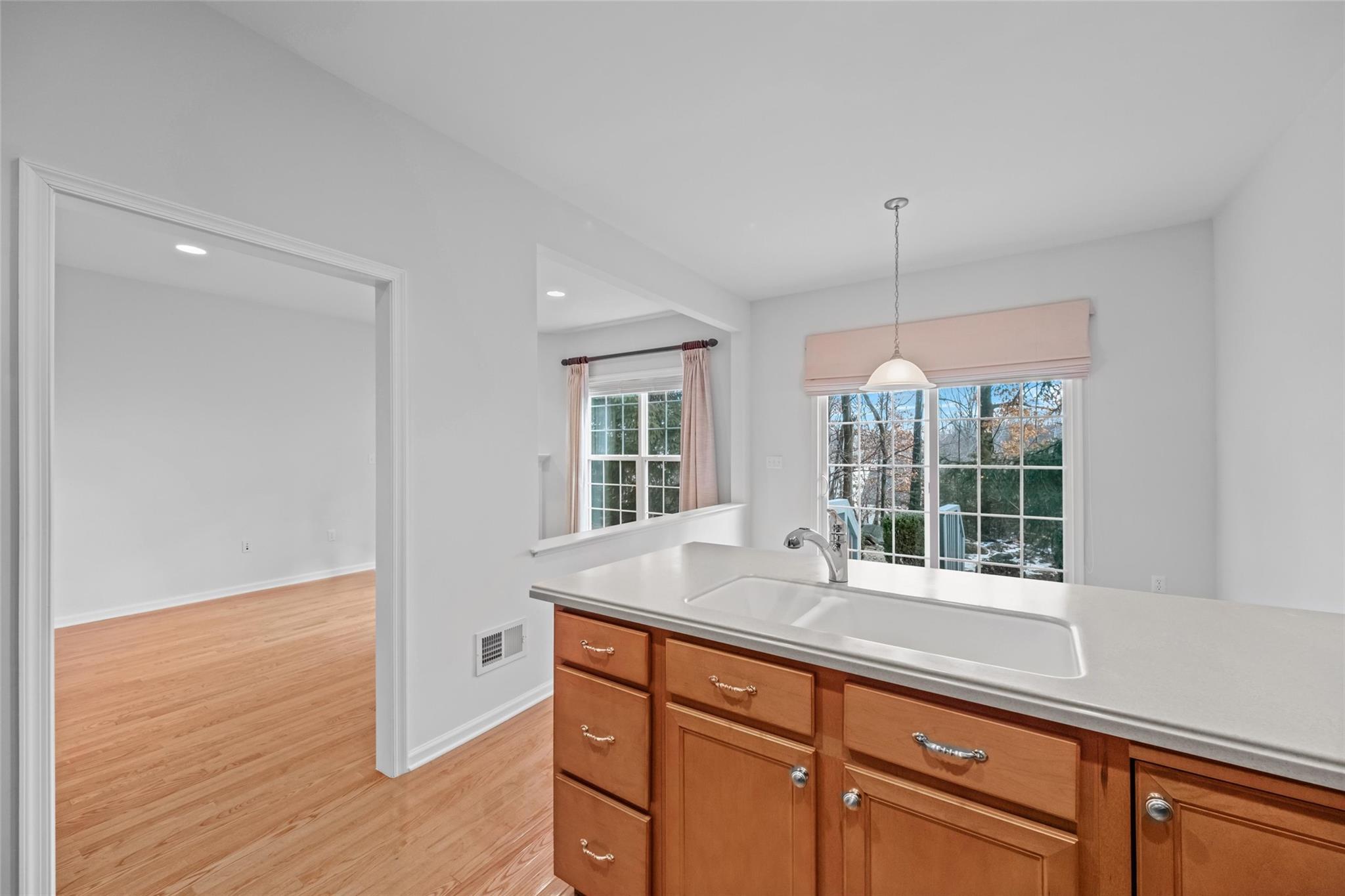 Newburgh, New York 12550, United States, 3 Bedrooms Bedrooms, ,3 BathroomsBathrooms,Residential,Pending,10501