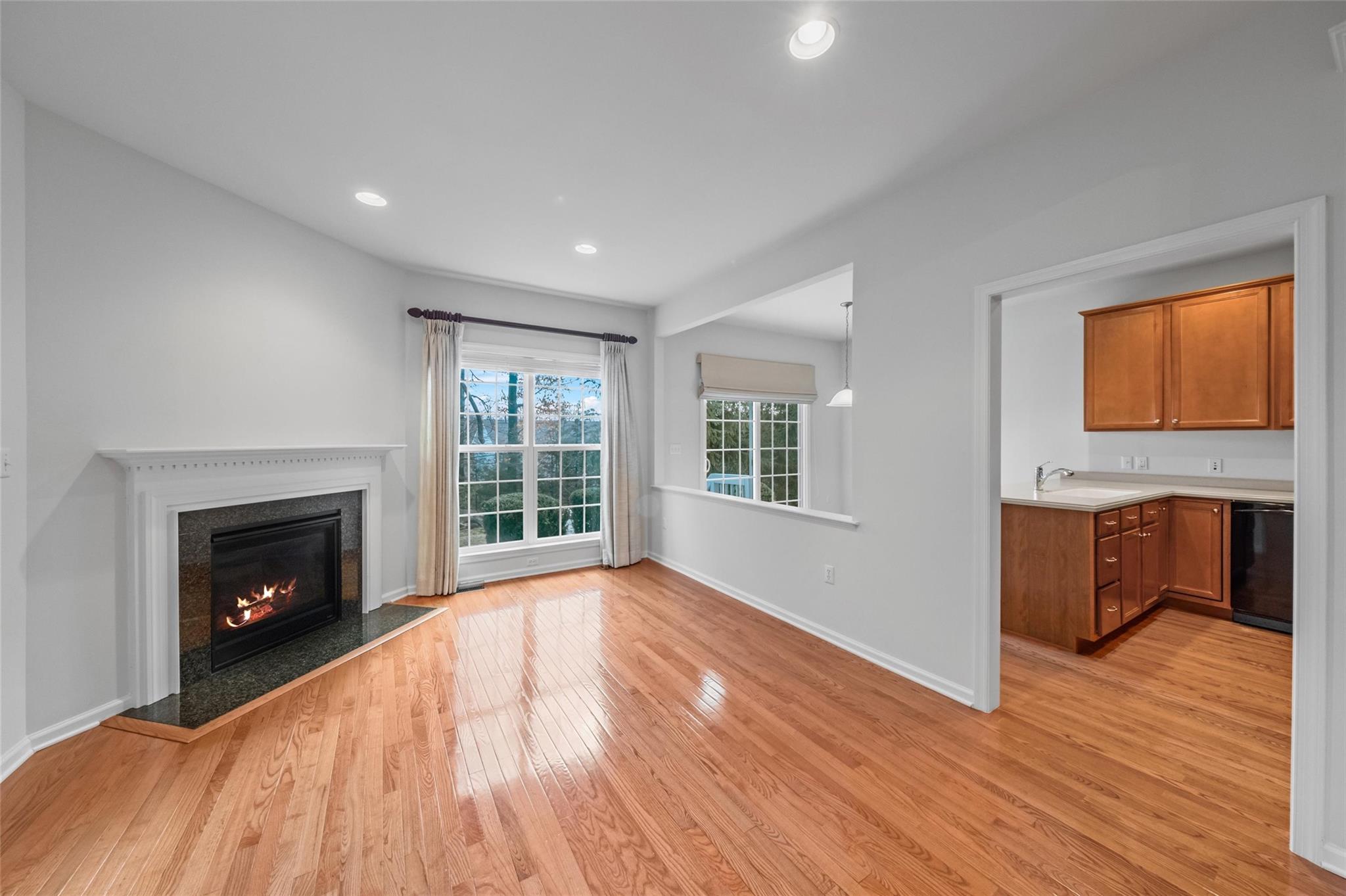 Newburgh, New York 12550, United States, 3 Bedrooms Bedrooms, ,3 BathroomsBathrooms,Residential,Pending,10501