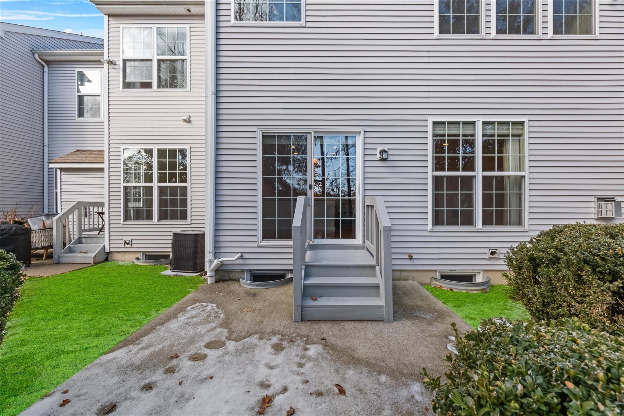 Newburgh, New York 12550, United States, 3 Bedrooms Bedrooms, ,3 BathroomsBathrooms,Residential,Pending,10501