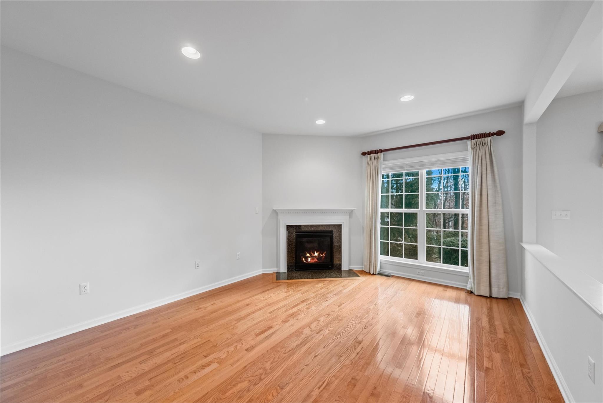 Newburgh, New York 12550, United States, 3 Bedrooms Bedrooms, ,3 BathroomsBathrooms,Residential,Pending,10501