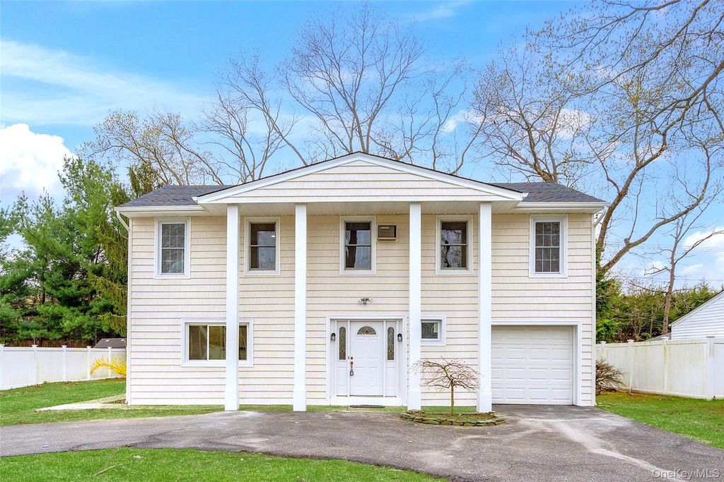 Photo of 36 Pinewood Drive, Commack, NY 11725 (MLS # 923273)
