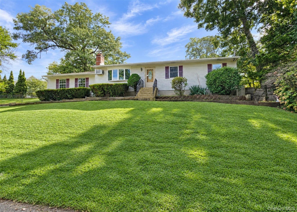 Photo of 2 Renwick Road, Ronkonkoma, NY 11779 (MLS # 1054287)